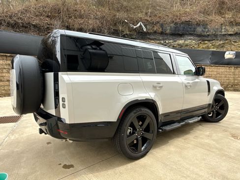 New 2026 Land Rover Defender 130 X-Dynamic SE AWD/4WD image 3