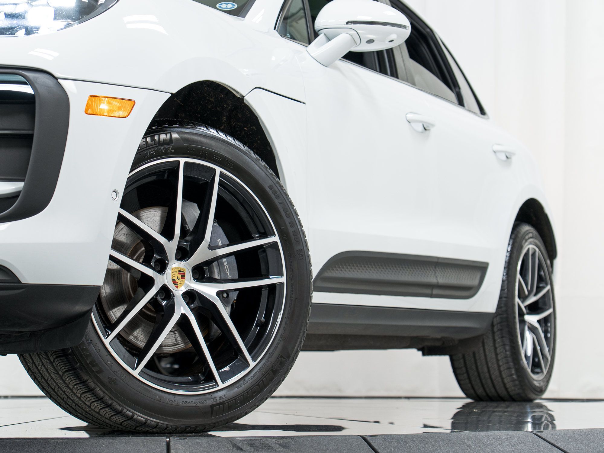 Certified 2023 Porsche Macan AWD/4WD image 33