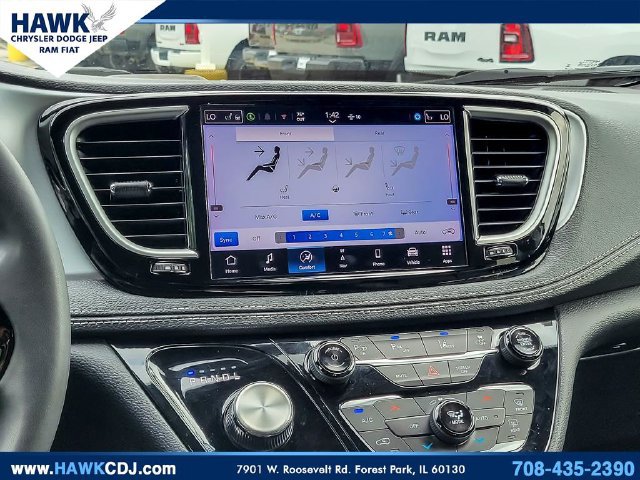 Used 2024 Chrysler Pacifica Limited FWD image 23