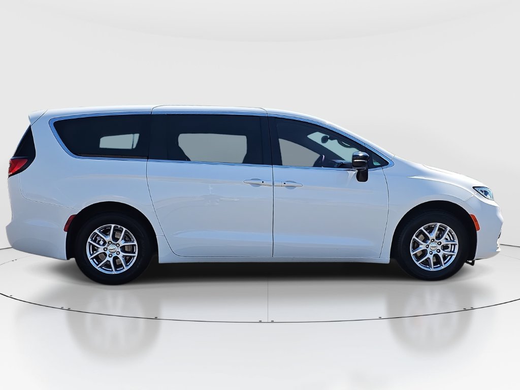 Used 2024 Chrysler Pacifica Touring-L FWD image 4