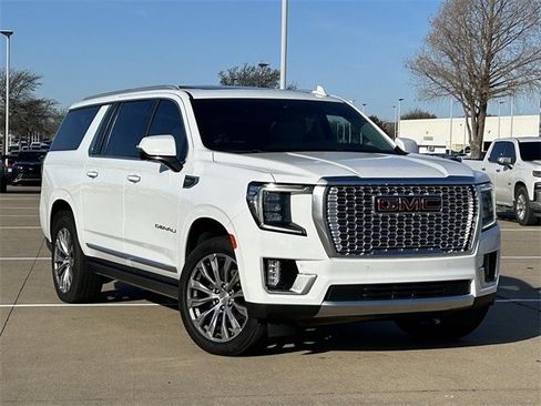 Used 2021 GMC Yukon XL Denali w/ Denali Premium Package image 2