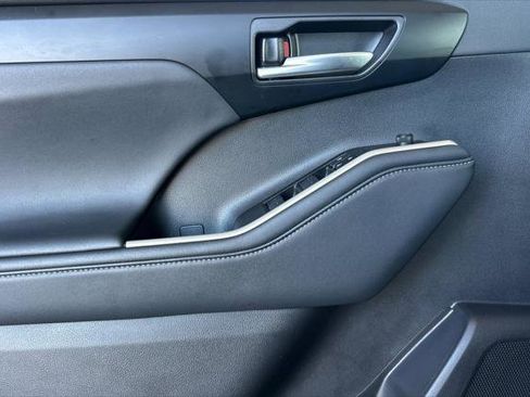 Certified 2025 Toyota Highlander XLE image 13