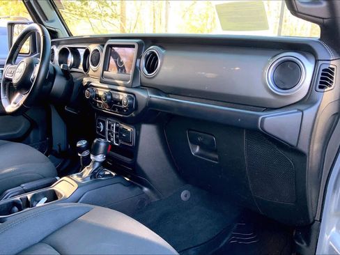 Used 2018 Jeep Wrangler Unlimited Sahara w/ Dual Top Group image 17