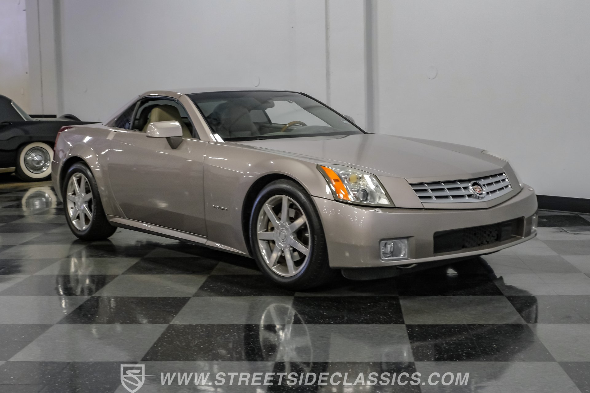 Used 2005 Cadillac XLR RWD image 16
