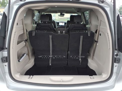 Used 2024 Chrysler Pacifica Touring-L FWD image 24