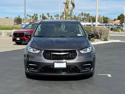 Used 2023 Chrysler Pacifica Touring-L image 4