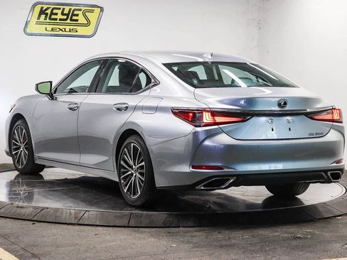 Used 2025 Lexus ES 350 w/ Premium Package FWD image 2