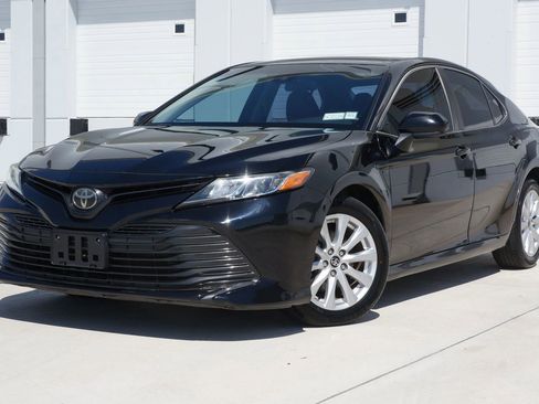 Used 2019 Toyota Camry LE image 6