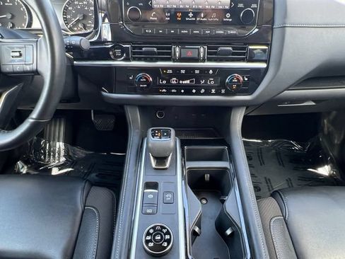 Used 2025 Nissan Pathfinder SL AWD/4WD image 3