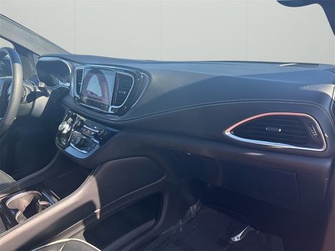 Used 2025 Chrysler Pacifica Limited image 19