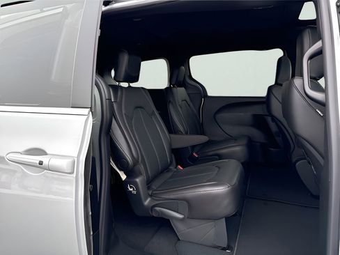 New 2026 Chrysler Pacifica Select image 12