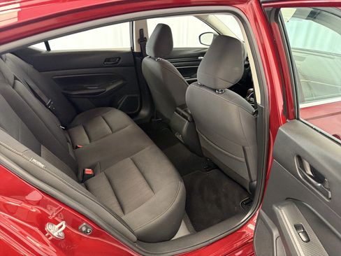 Used 2024 Nissan Altima 2.5 SV FWD image 11