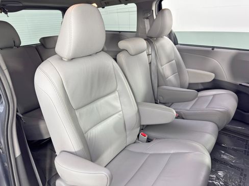 Used 2018 Toyota Sienna XLE Premium image 38