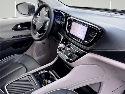 Used 2022 Chrysler Pacifica Limited image 6