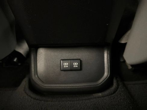 Used 2021 Toyota Highlander LE AWD/4WD image 19