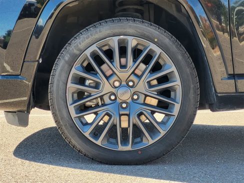 Used 2023 Jeep Compass Limited image 10