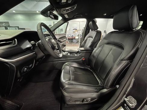 Used 2025 Jeep Grand Cherokee L Limited image 11