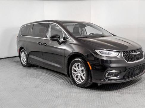 Used 2023 Chrysler Pacifica Touring-L image 11