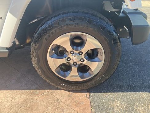 Used 2016 Jeep Wrangler Unlimited Sahara w/ Connectivity Group image 21