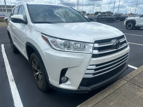 Used 2019 Toyota Highlander Plus FWD image 2