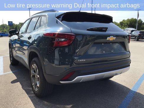 Used 2025 Chevrolet Trax LT FWD image 8