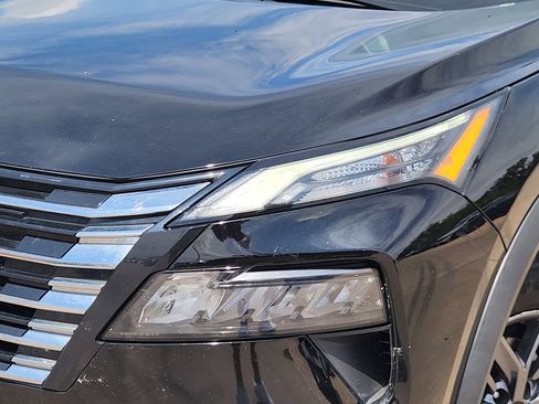 Used 2025 Nissan Rogue S AWD/4WD image 9