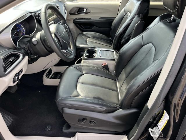 Used 2023 Chrysler Pacifica Touring-L FWD image 25