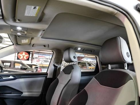 Used 2023 Volkswagen Taos SE w/ Panoramic Sunroof Package image 7