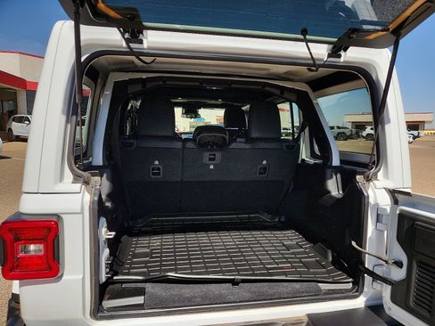 Used 2024 Jeep Wrangler Sahara image 9