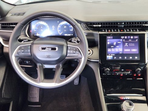 Used 2025 Jeep Grand Cherokee Laredo X image 28