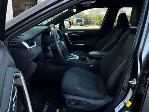 Used 2022 Toyota RAV4 SE w/ Convenience Package image 10
