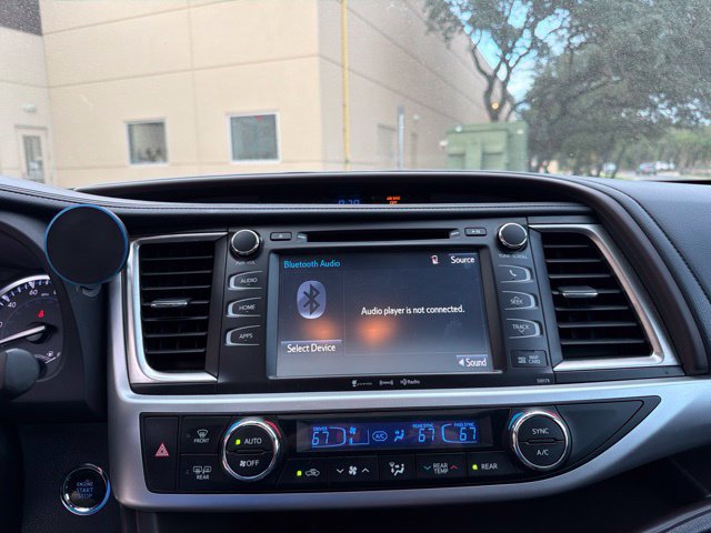 Used 2017 Toyota Highlander XLE AWD/4WD image 10