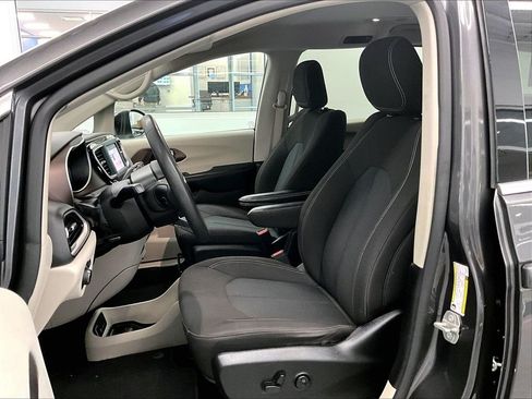 Used 2023 Chrysler Voyager LX FWD image 10