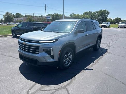 Used 2025 Chevrolet Traverse LT FWD image 2