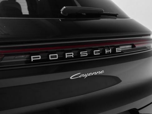 Certified 2025 Porsche Cayenne image 17
