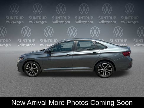 Used 2025 Volkswagen Jetta Sport FWD image 2