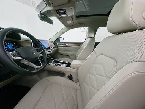 Used 2024 Volkswagen Atlas SE w/ Panoramic Sunroof Package image 18