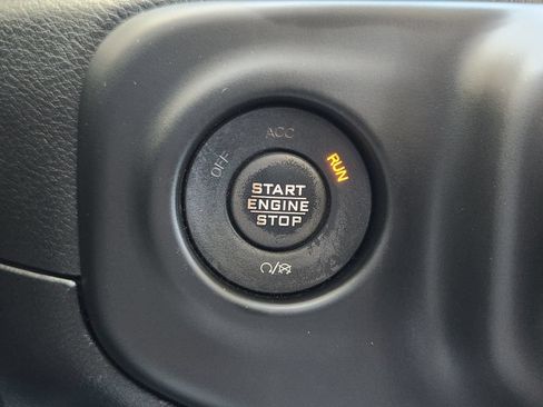 Used 2018 Jeep Wrangler Unlimited Sahara AWD/4WD image 12