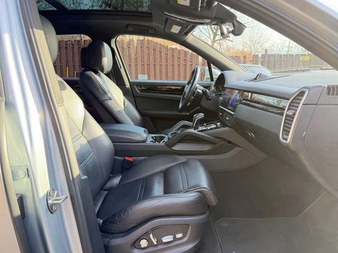 Used 2020 Porsche Cayenne Sport Utility 4D image 29