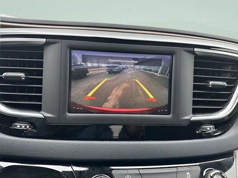 Used 2022 Chrysler Voyager LX image 30