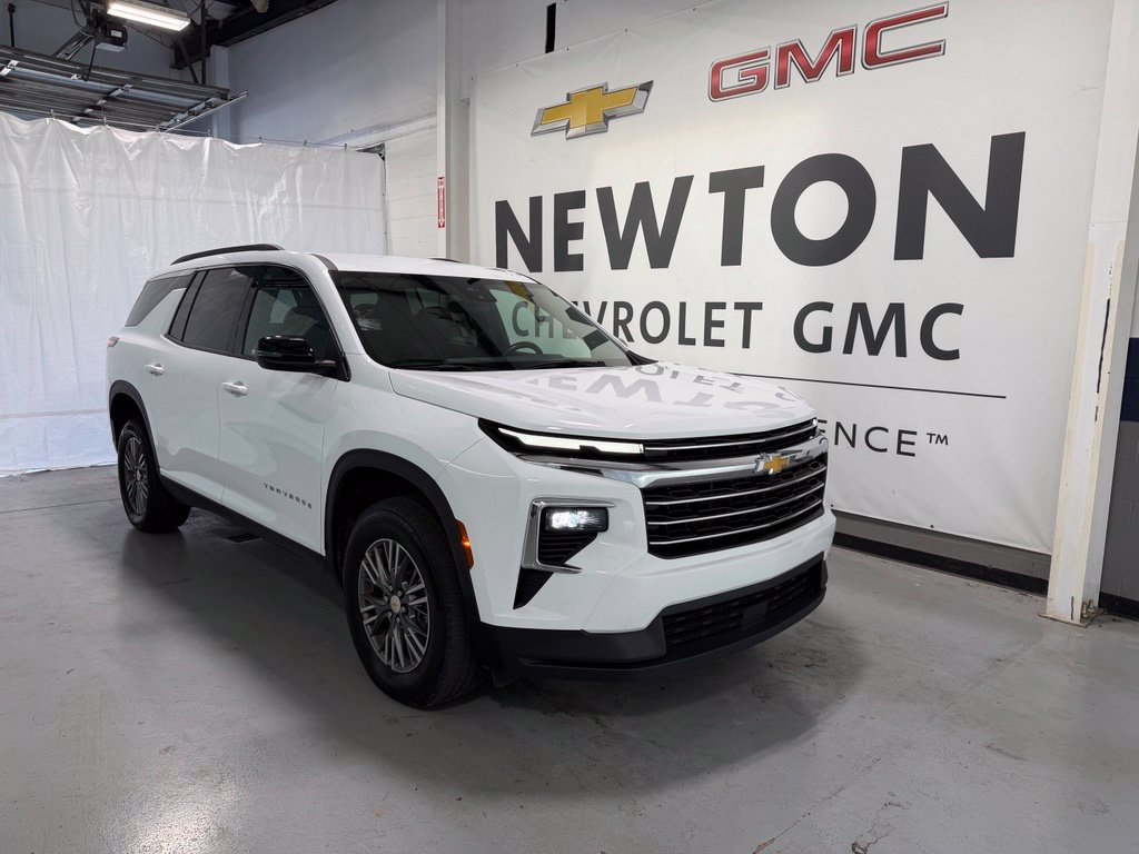 Used 2025 Chevrolet Traverse LT FWD image 2