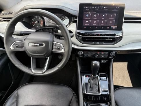 Used 2025 Jeep Compass Limited AWD/4WD image 3