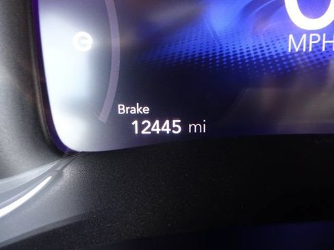 Used 2024 Chrysler Pacifica Limited w/ Uconnect Theater Family Group FWD image 25