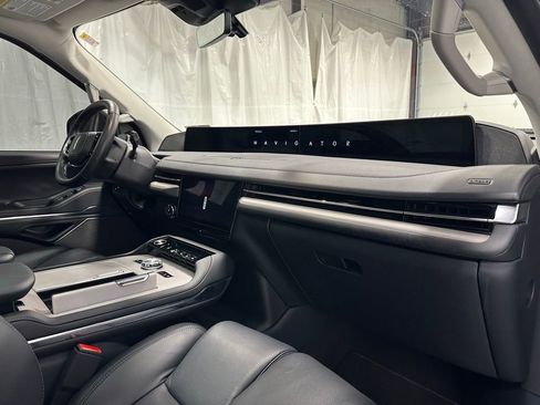 Used 2025 Lincoln Navigator Reserve image 67