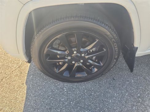 Used 2019 Jeep Grand Cherokee Altitude image 9