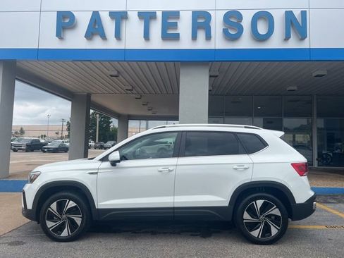 Used 2023 Volkswagen Taos SE AWD/4WD image 2
