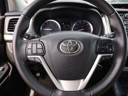 Used 2019 Toyota Highlander XLE AWD/4WD image 13