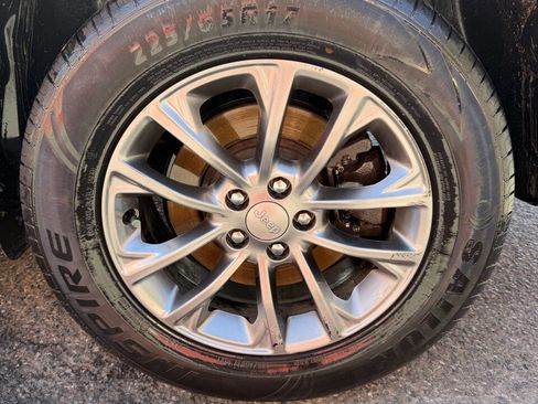 Used 2019 Jeep Cherokee Latitude Plus AWD/4WD image 19