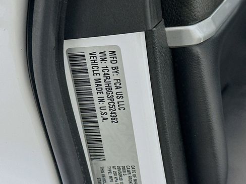 Used 2023 Jeep Grand Cherokee Limited w/ Black Appearance Package image 12