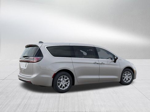 New 2026 Chrysler Pacifica Select image 4